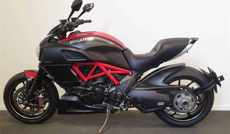 
								2014 Ducati Diavel Carbon full									