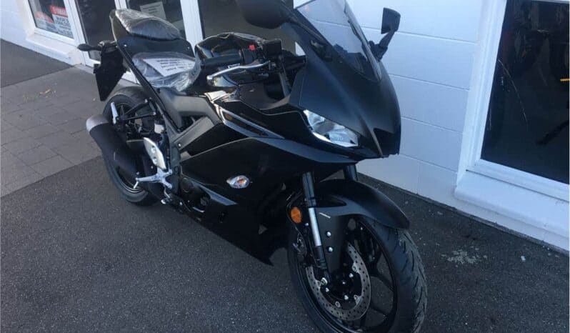 
								2021 Yamaha YZF-R3 full									
