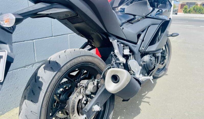 
								2020 Yamaha YZF-R3 full									