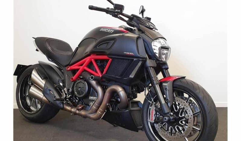 
								2014 Ducati Diavel Carbon full									