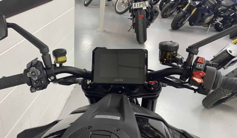 
								2021 KTM 1290 Super Duke R full									