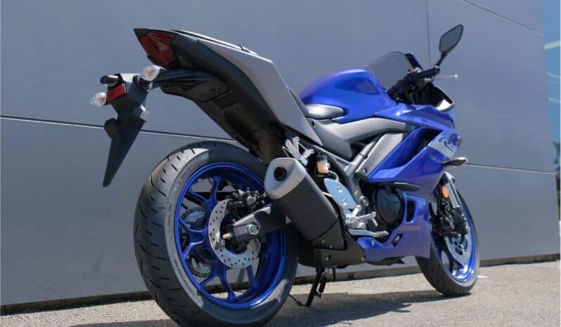 
								2021 Yamaha YZF-R3 full									